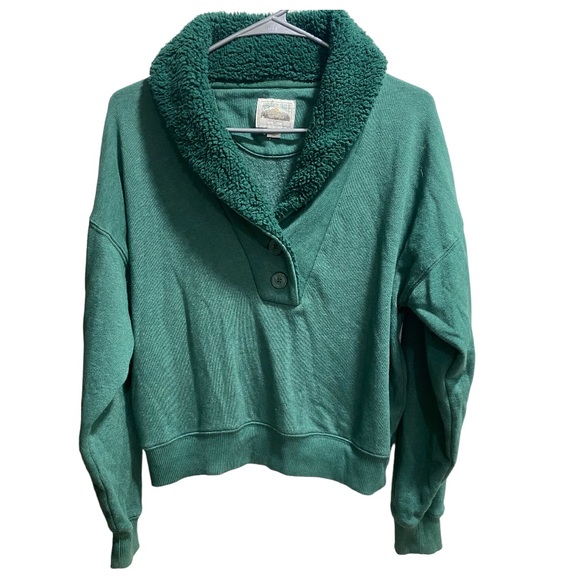 American Eagle Outfitters Tops - American Eagle Green‎ Pullover, Green Sherpa Lined Collar 2 Button up size XS